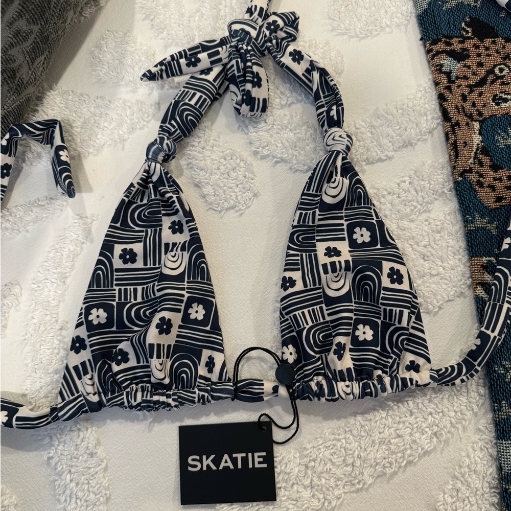 NWT Skatie bikini top in Kilauea